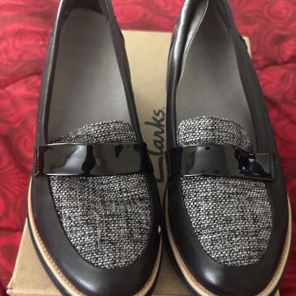 Clarks Women's Black and Gray Textured Loafers